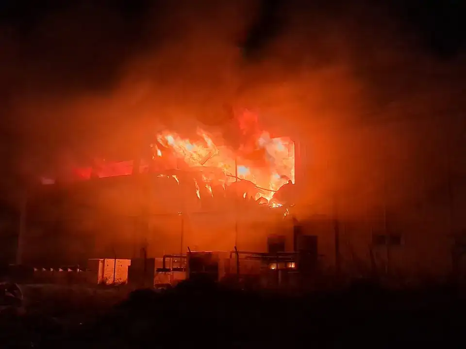 Serik’te Geceyi Alevler Sardı! Soğuk Hava Deposu Yandı 3